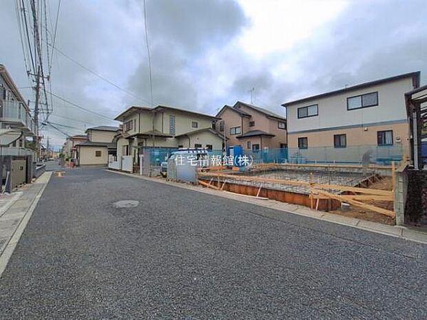 前面道路を含めた現地写真です。