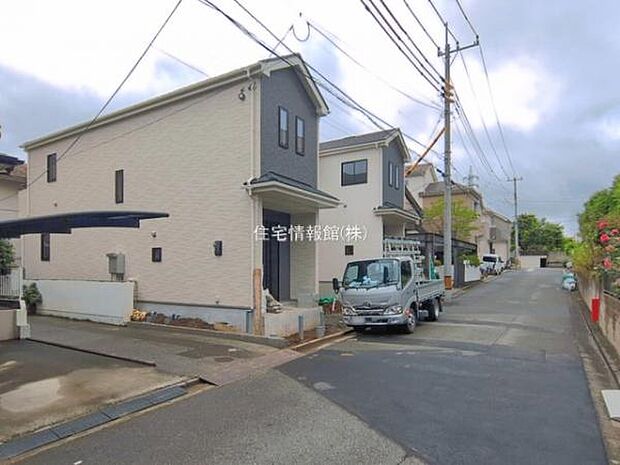前面道路を含めた現地写真です。