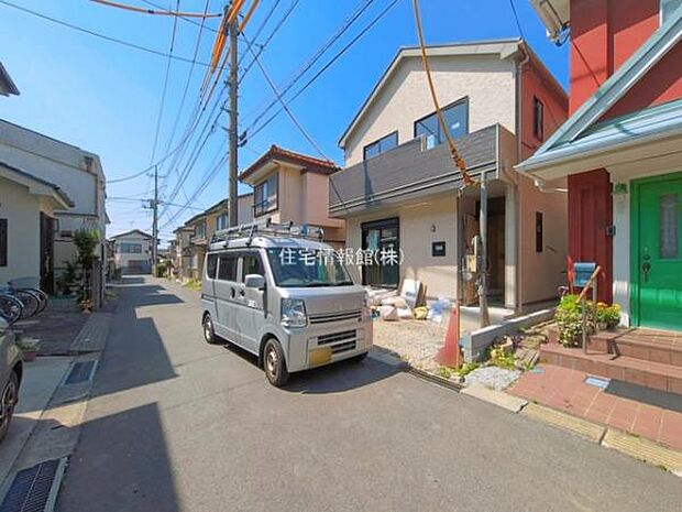 前面道路を含めた現地写真です。