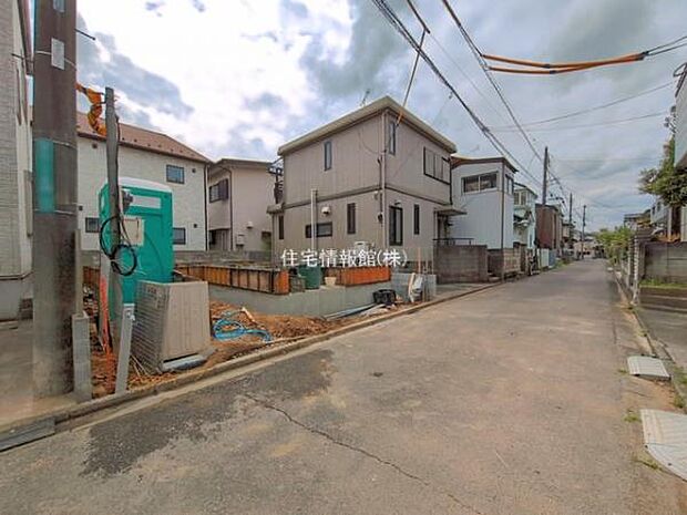 前面道路を含めた現地写真です。