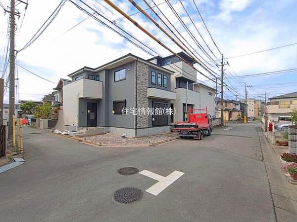 前面道路を含めた現地写真です。