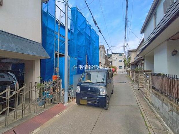 前面道路を含めた現地写真です。