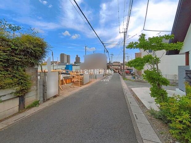 前面道路を含めた現地写真です。