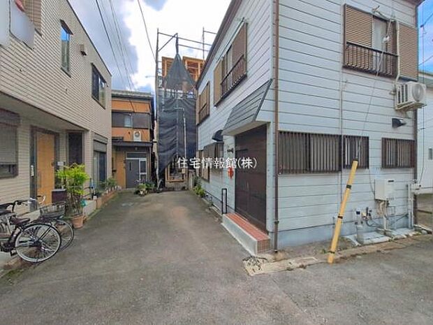 前面道路を含めた現地写真です。