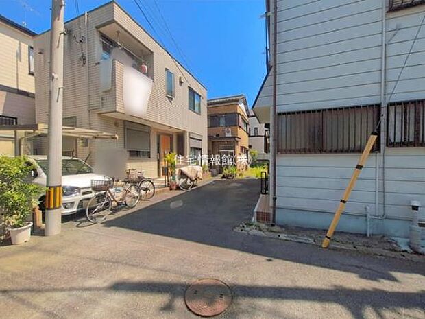 前面道路を含めた現地写真です。