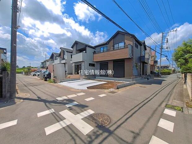 前面道路を含めた現地写真です。