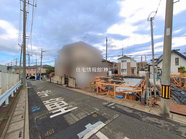 前面道路を含めた現地写真です。