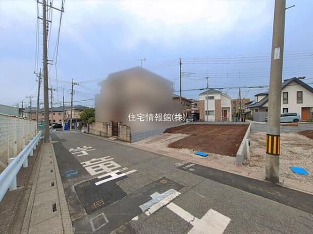 前面道路を含めた現地写真です。