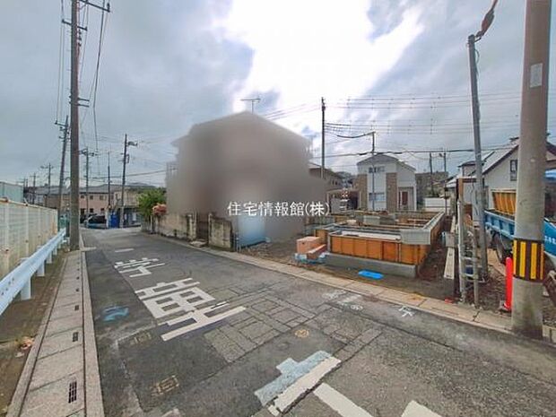 前面道路を含めた現地写真です。