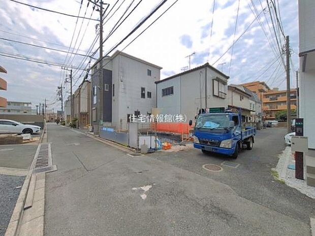 前面道路を含めた現地写真です。