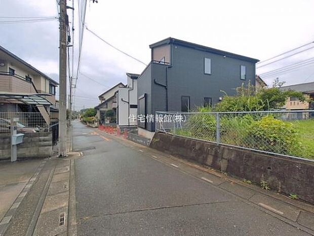 前面道路を含めた現地写真です。