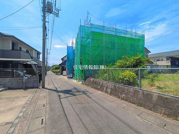 前面道路を含めた現地写真です。