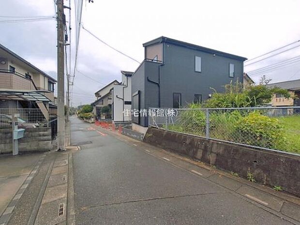 前面道路を含めた現地写真です。