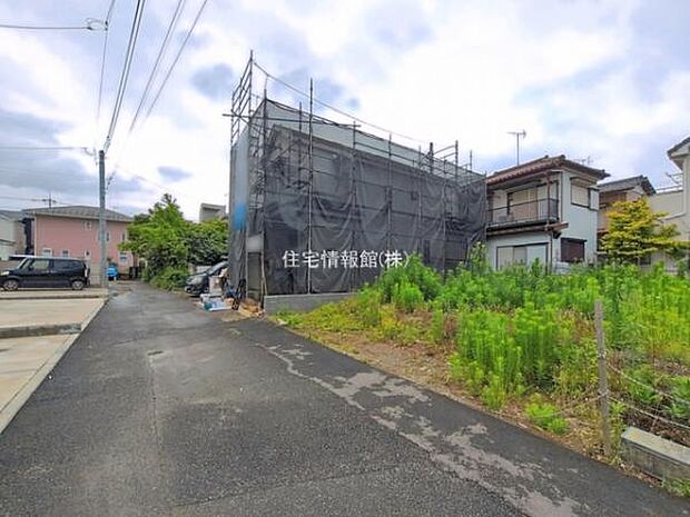 前面道路を含めた現地写真です。