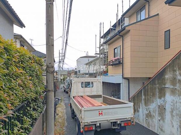 前面道路を含めた現地写真です。