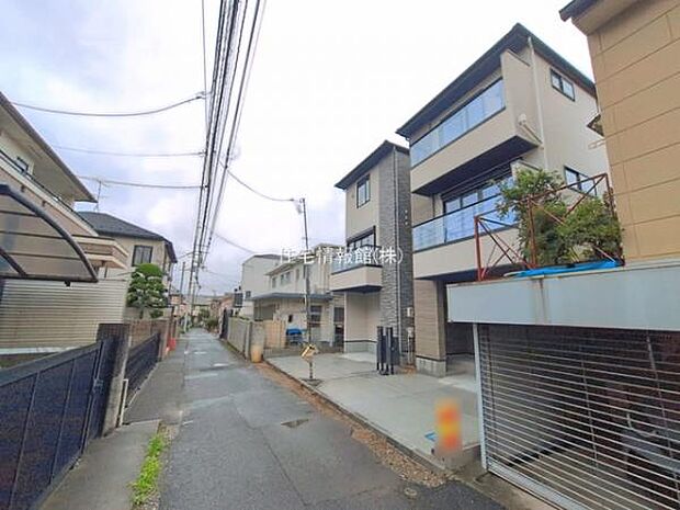 前面道路を含めた現地写真です。