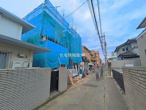 前面道路を含めた現地写真です。