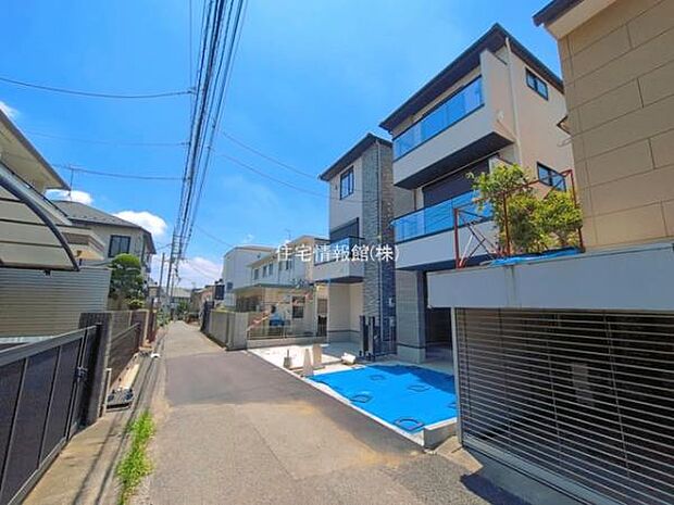 前面道路を含めた現地写真です。