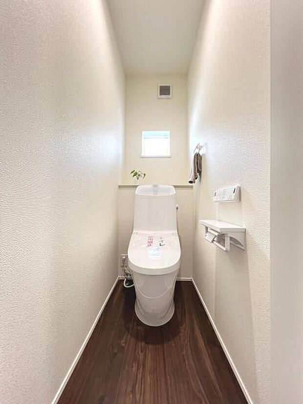シャワー洗浄機能付のトイレは、清潔感が印象的な空間ですね。