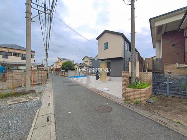 前面道路を含めた現地写真です。
