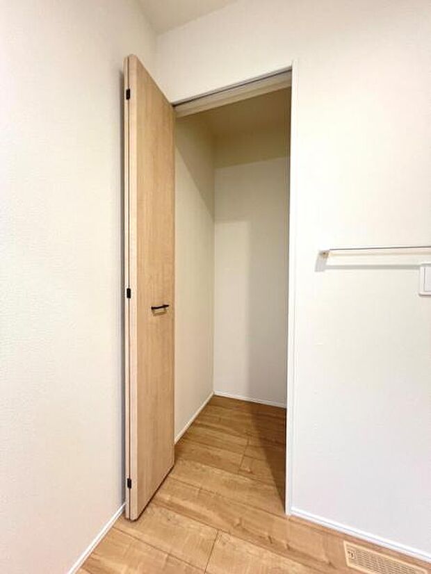 いつでもお部屋をスッキリお使い頂ける収納スペースを設置。