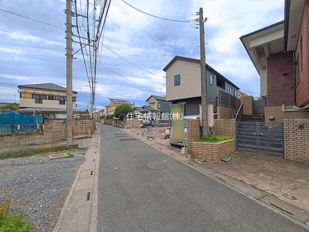 前面道路を含めた現地写真です。