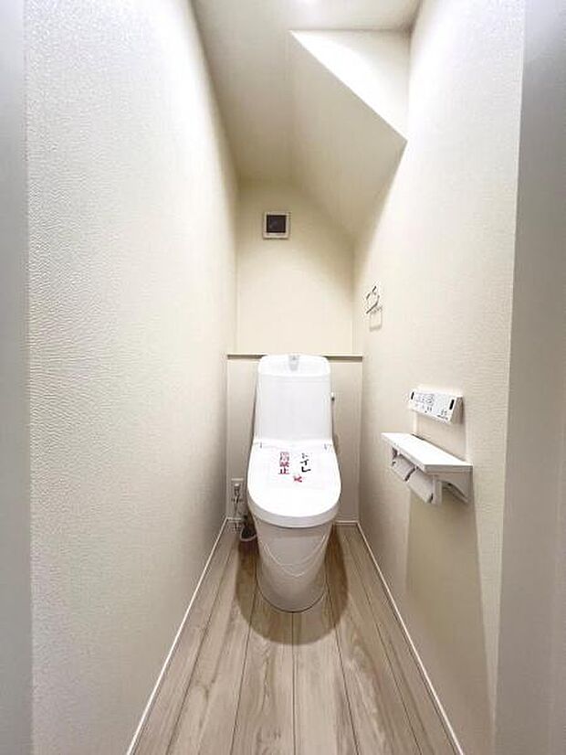 シャワー洗浄機能付のトイレは、清潔感が印象的な空間ですね。