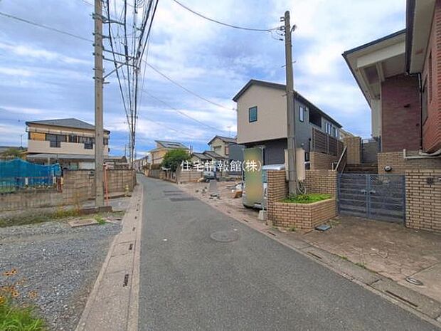 前面道路を含めた現地写真です。