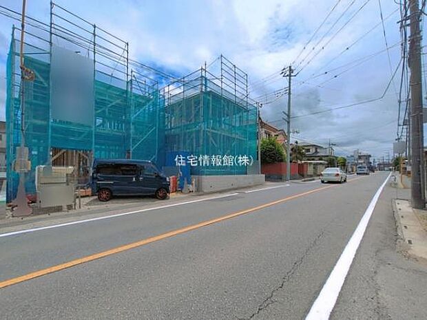 前面道路を含めた現地写真です。