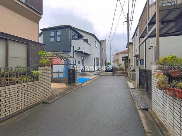 前面道路を含めた現地写真です。