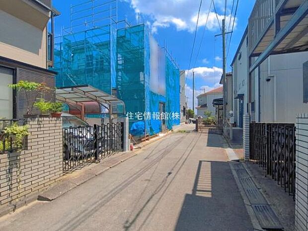 前面道路を含めた現地写真です。