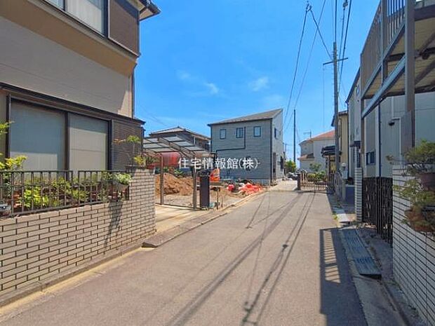前面道路を含めた現地写真です。