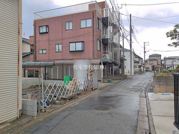 前面道路を含めた現地写真です。