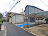 外観：前面道路を含めた現地写真です。