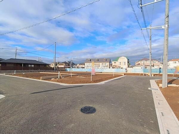 前面道路を含めた現地写真です。