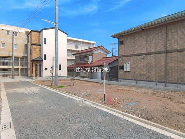 前面道路を含めた現地写真です。