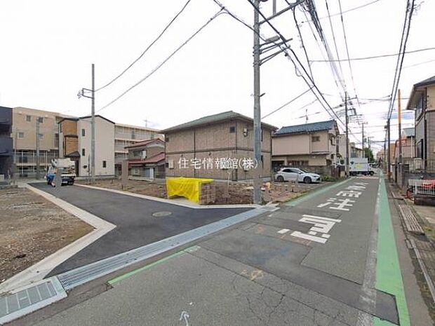 前面道路を含めた現地写真です。