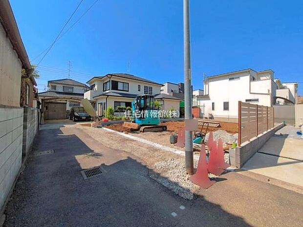 前面道路を含めた現地写真です。