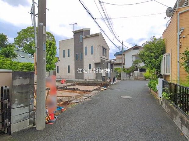 前面道路を含めた現地写真です。