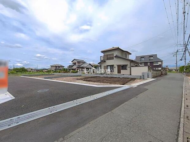 前面道路を含めた現地写真です。