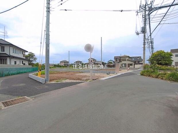 前面道路を含めた現地写真です。