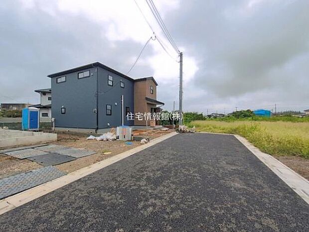 前面道路を含めた現地写真です。