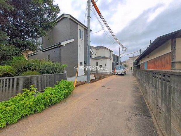 前面道路を含めた現地写真です。