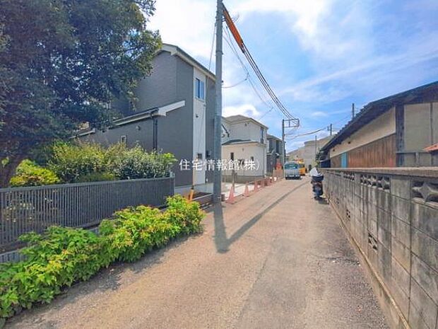 前面道路を含めた現地写真です。