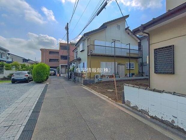 前面道路を含めた現地写真です。