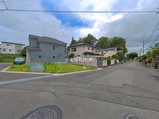 前面道路を含めた現地写真です。