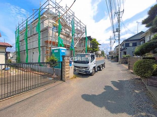 前面道路を含めた現地写真です。
