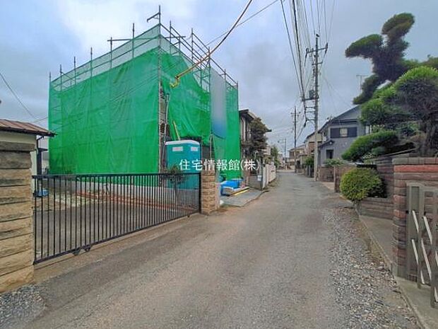 前面道路を含めた現地写真です。