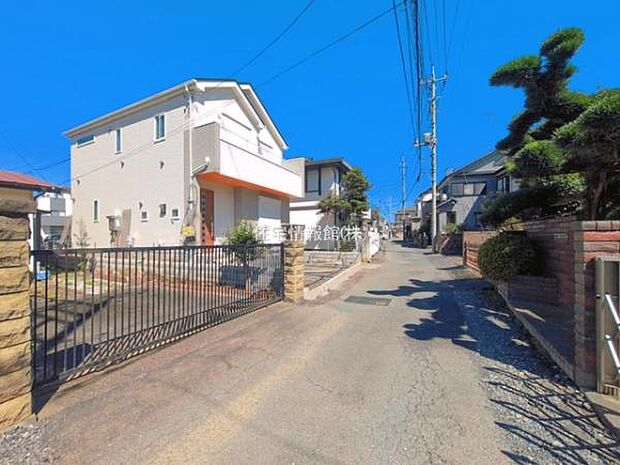 前面道路を含めた現地写真です。