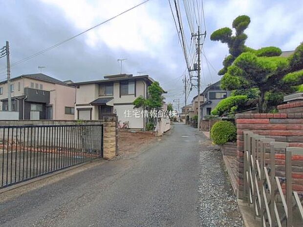 前面道路を含めた現地写真です。